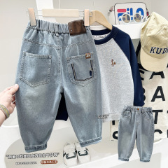 男の子のレトロな青いストレートのジーパン2025韓国版のファッションの春のタイプの子供のズボンの中で大きい子供の洋気の男の子のズボン