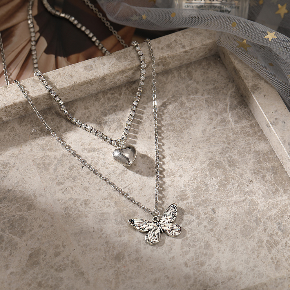 Simple moda doble plateadoCollar de diamantes de imitacin con incrustaciones de aleacin de corazn de mariposa colgante en capaspicture4