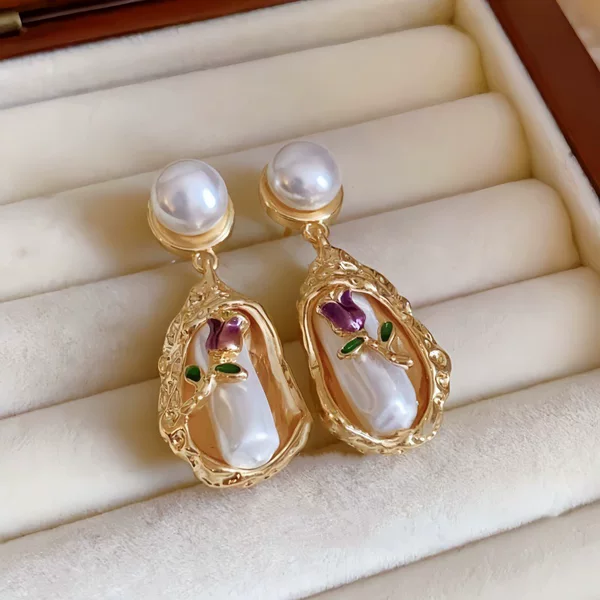 Silver Needle French Vintage Floral Pearl Earrings, Light Luxury High-End Earrings, Fashionable and Elegant Ear Accessories with a Unique Design