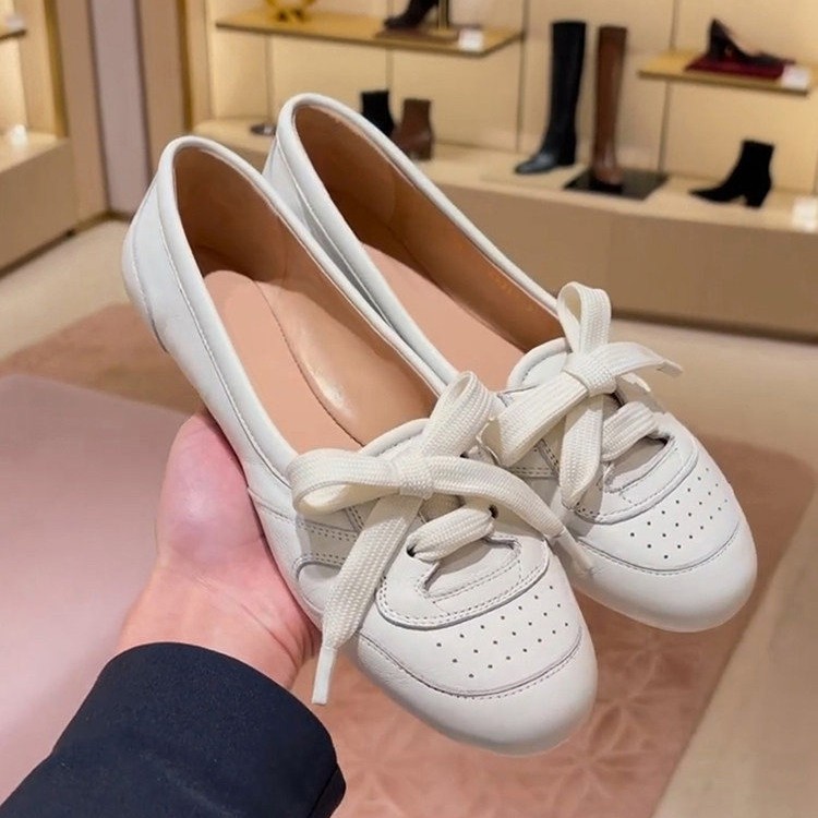 Nuevo verano de 2026 retrógrado fragancia boca superficial perezoso un pie de arco de boquilla agujero plano agujero zapatos de moda