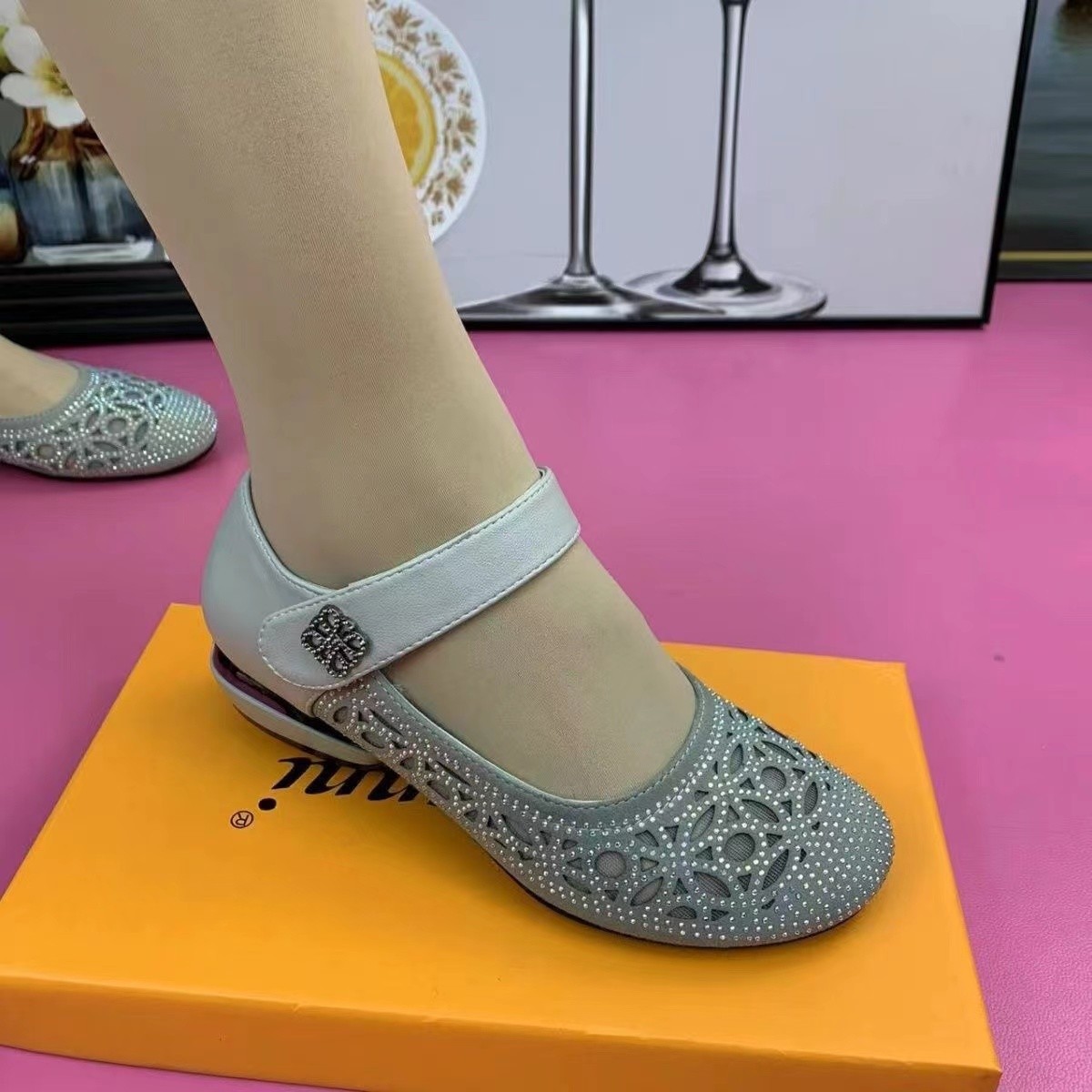 2026 verano nuevo hueco ventilado zapatos de verano suave velcro láser agujero calentado zapatos sandalias de mujer