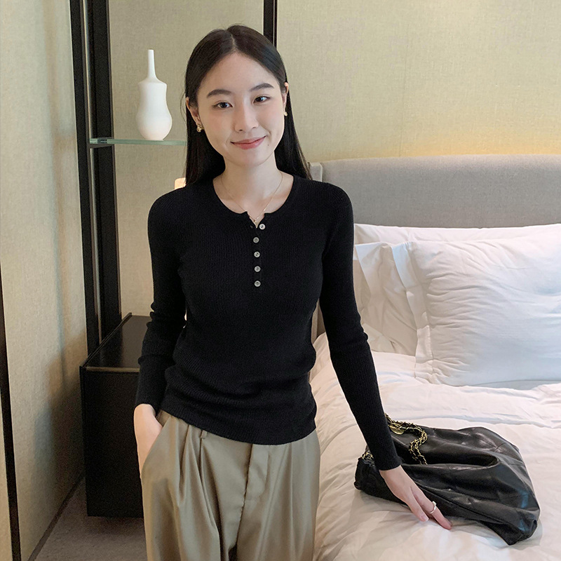 半開襟ボタンの肩がスリムに見えます。長袖の中に底のニットの女性秋冬2024新作上着を掛けます。|undefined