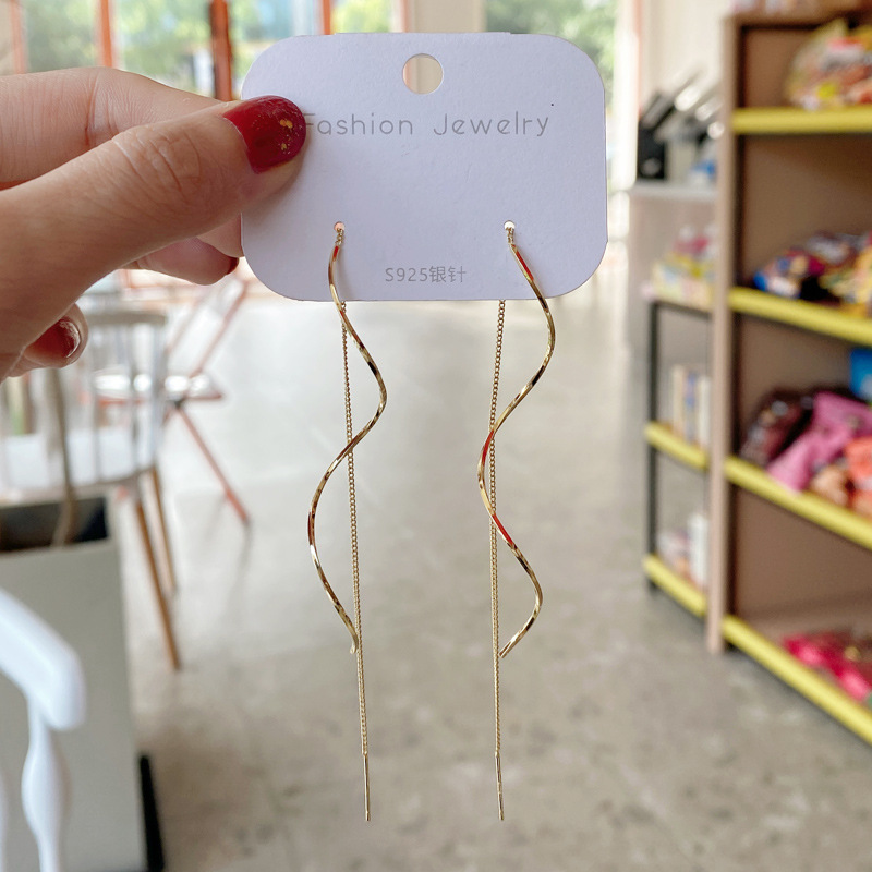Wavy long elegant earrings with tassels