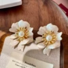 2512125C white flowers