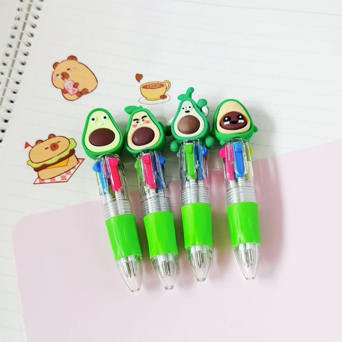 Bolígrafo pequeño de cuatro colores con diseño de aguacate.