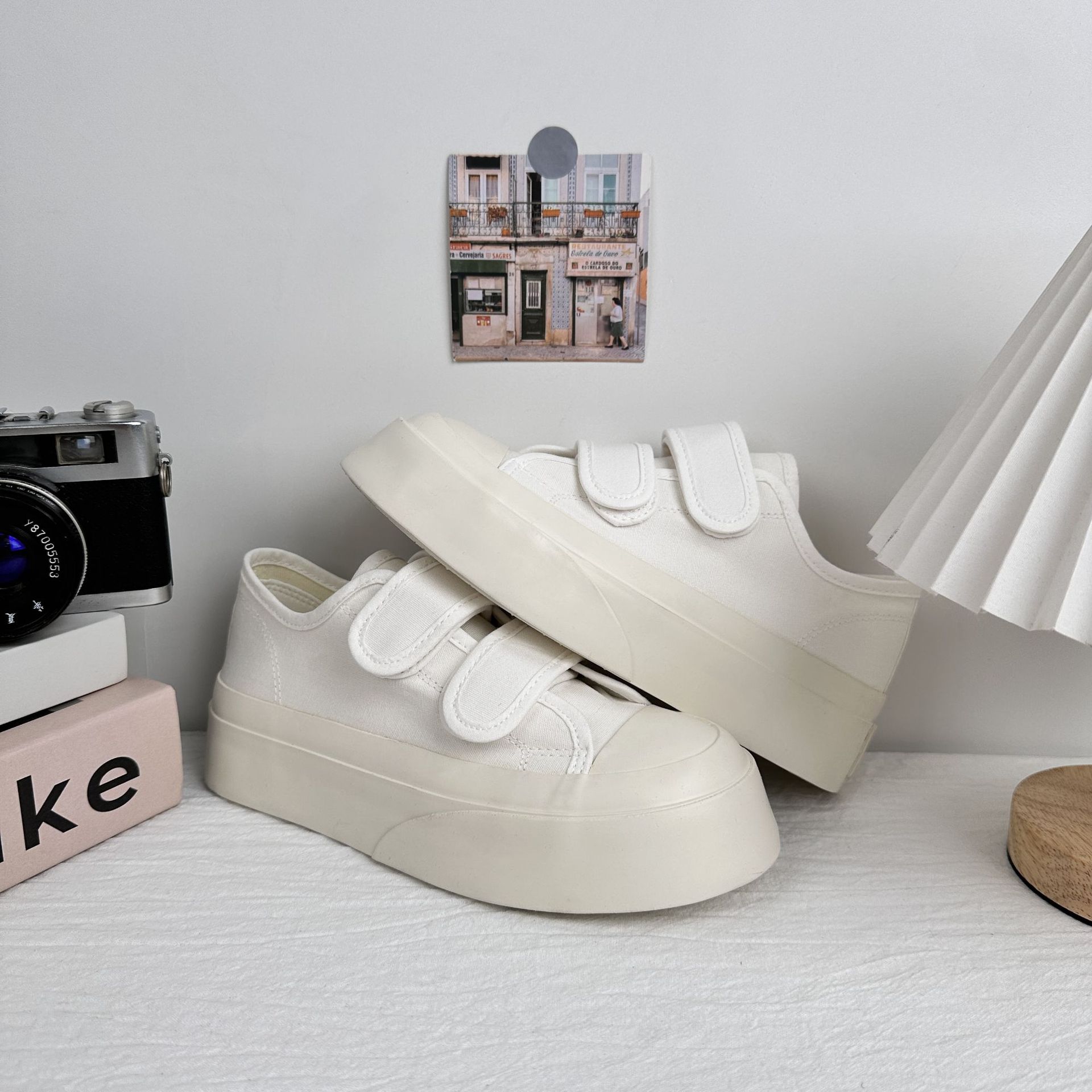 Farwave Velcro zapatos blancos para mujeres 2025 verano nuevos zapatos de lona transpirables con suela gruesa versátil zapatos de skate de nicho image 8