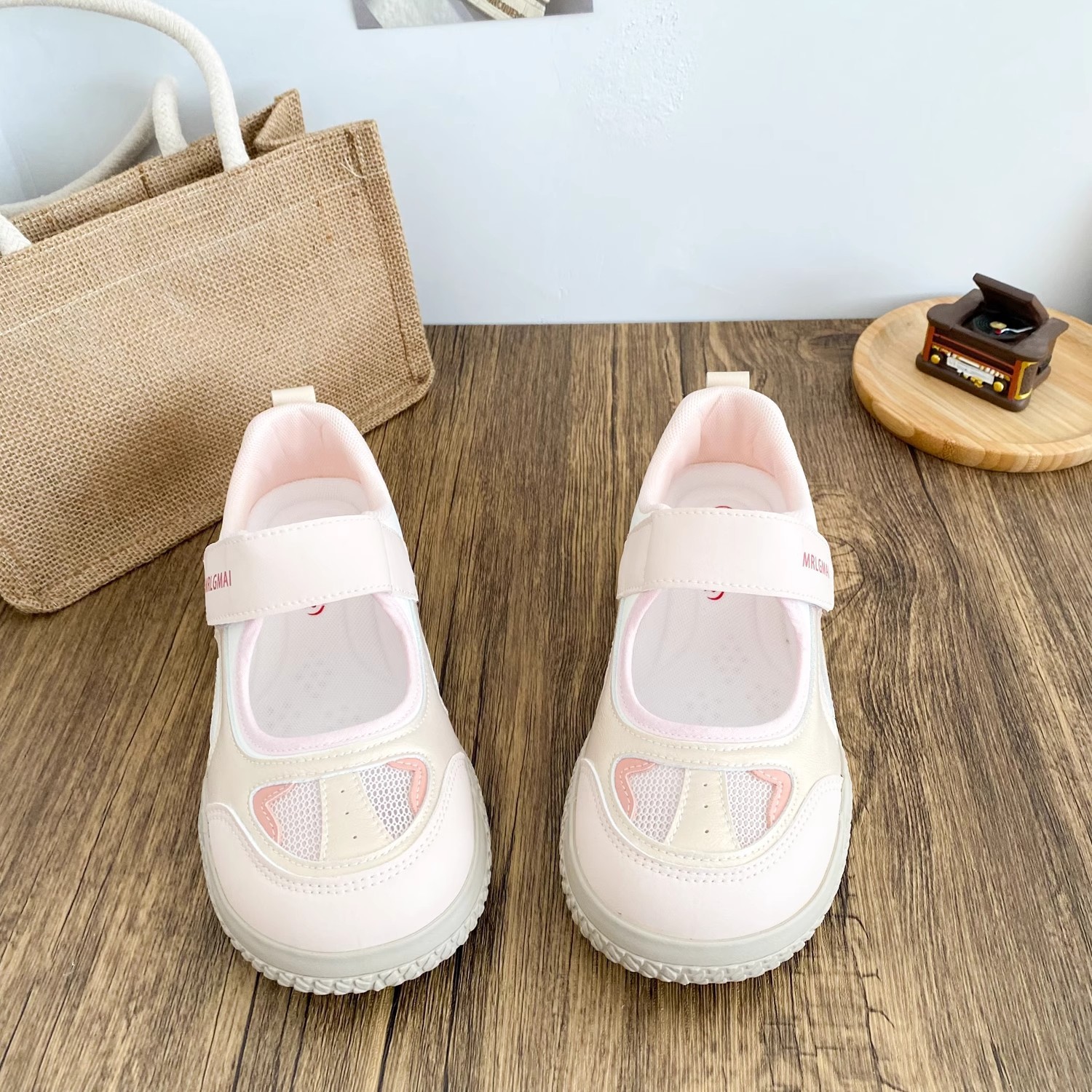 2026 primavera y verano malla transpirable velcro pequeño zapato blanco lindo viento moda versátil casual zapatos deportivos de mujer