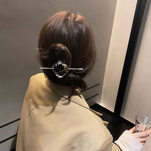 Korean-style geometric metal hairpin with a minimalist, modern, and cool vibe, suitable for updo hairstyles, Japanese temperament, daily use, curved hairpin for women and children.