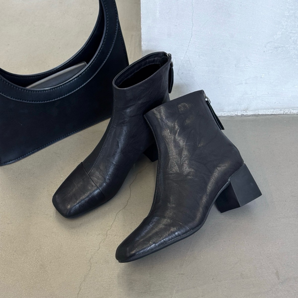 Boot nữ cổ thấp mũi vuông gót thấp da cừu thật mùa thu đông — Màu đen