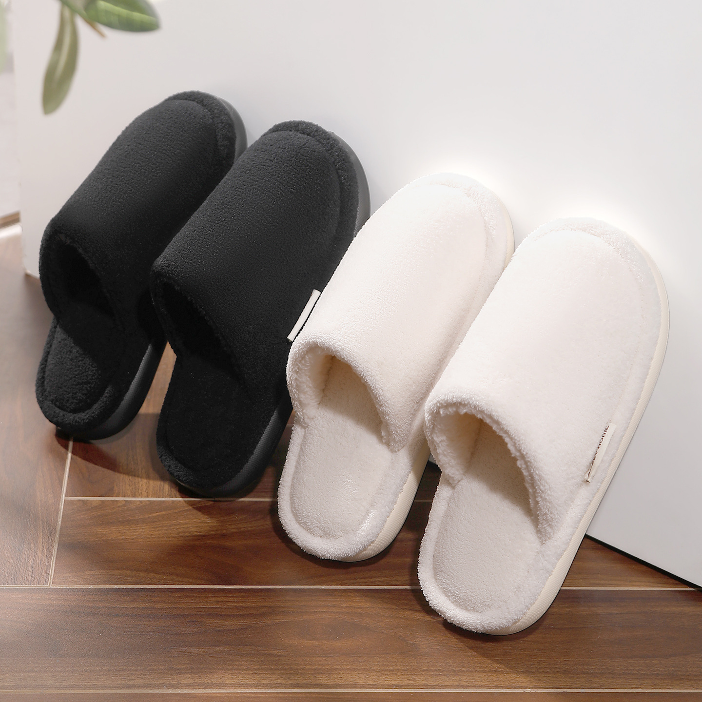 Chinelos de algodão silenciosos para homens inverno 2026 novos chinelos de algodão antibacterianos e desodorantes de sola grossa interna para casa quente de pelúcia para mulheres