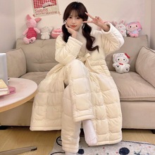 ɺ���q���ӊA��˯��Ů���ﶬ���Ӻ�ӽq���⴩�L��˯�¼Ҿӷ����b