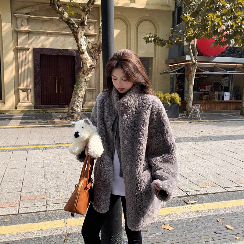 Casual and Versatile 2025 Winter New Style Lamb Fur All-In-One Outwear for Women Mid-Length Sheepskin Fur Outwear
