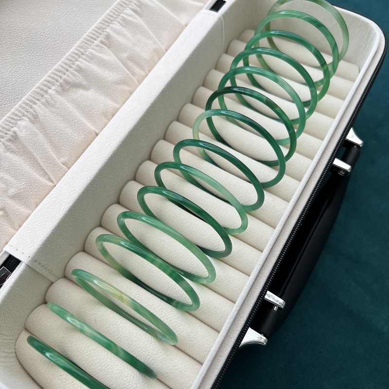 Natural grass green agate bracelet, a classic Hanfu accessory for young women, featuring delicate grass-colored agate.