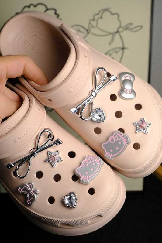 新しいインスタイルファッショナブルでかわいいシルバーフラッシュハローキティリボン下駄靴花靴バックル靴アクセサリー DIY アクセサリー|undefined