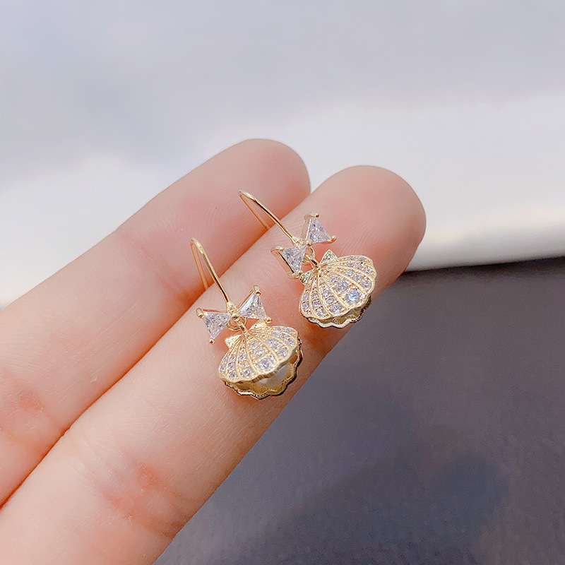 Design fresh fashionable trend earrings with bow