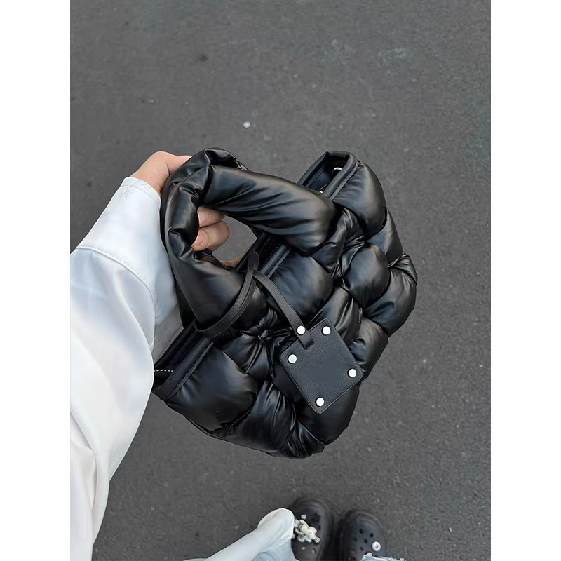 This year's Popular Crossbody Down Bag Women's 2024 New Black Niche Designer Hand Shoulder Crossbody Bag