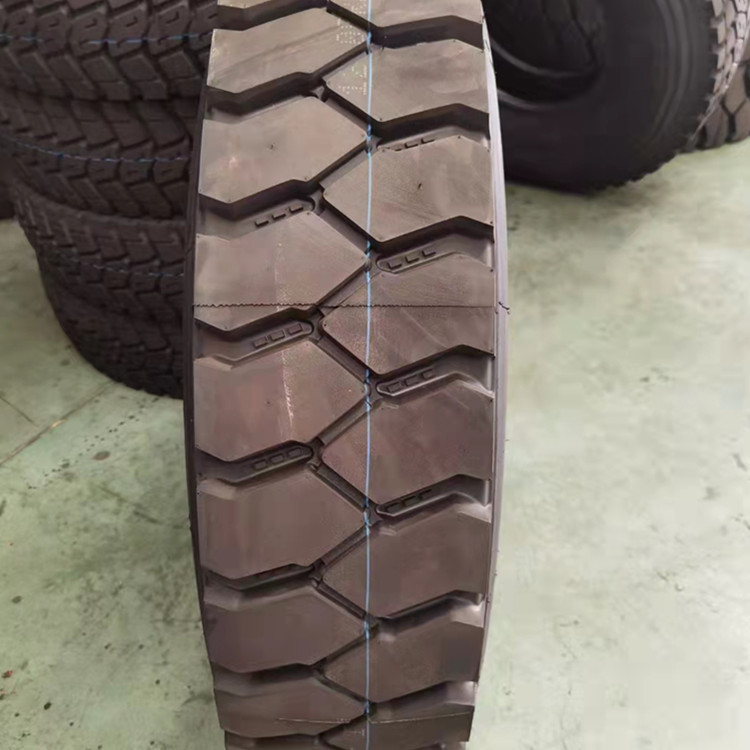 1200R20钢丝胎货车搅拌车轮胎矿山花纹防扎重载汽车轮胎1200r20