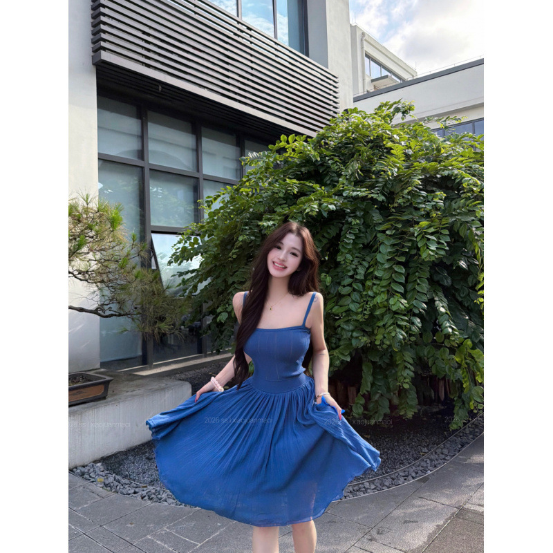 Klein blue spaghetti strap dress with square neckline, waist-cinching, large hem, pleated midi skirt, French-style, pleated umbrella skirt Klein blue spaghetti strap dress with square neckline, waist-cinching, large hem, pleated midi skirt, French-style, pleated umbrella skirt