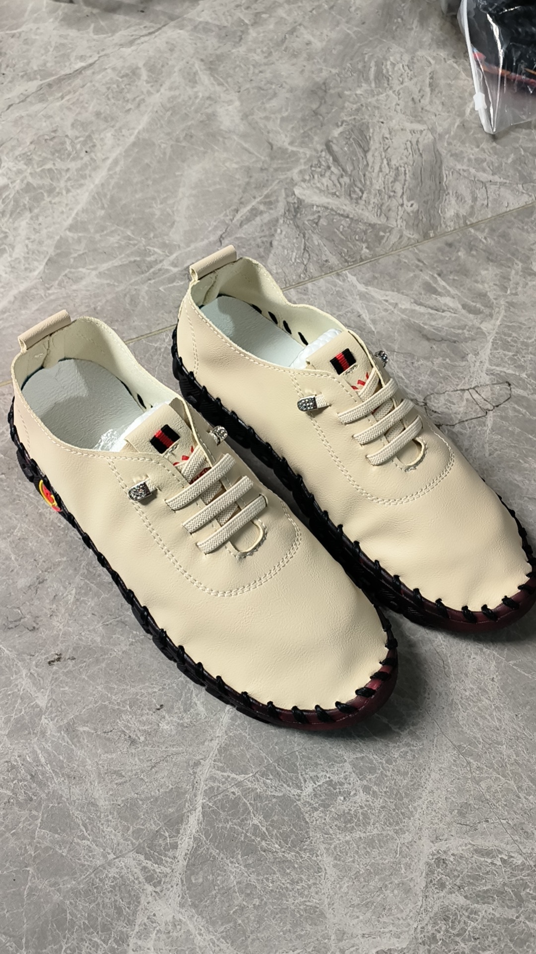 24 primavera y verano nuevos zapatos de tamaño único transfronterizos de tendón de tauro de mujer con suela suave costura a mano zapatos de madres mayores en stock al por mayor