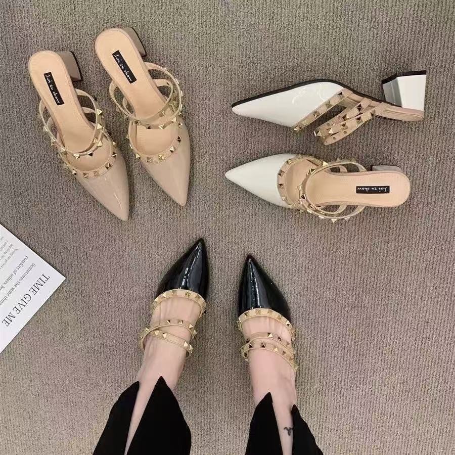 High heels pointed-toe with studs