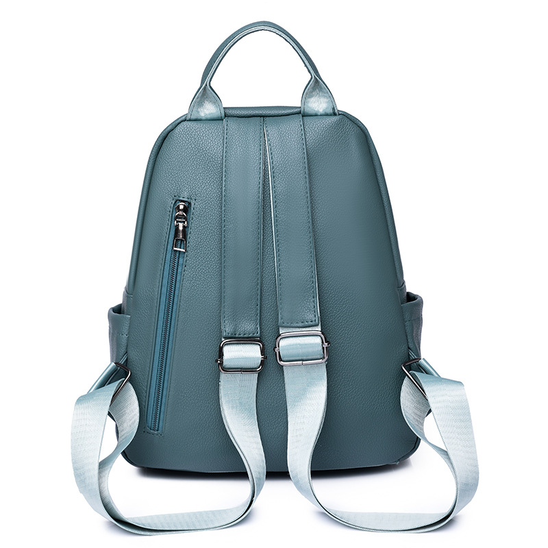 2023 nueva mochila de cuero suave para mujer retro de color sólido, remache simple, mochila de viaje ligera, mochila escolar al por mayor, de moda