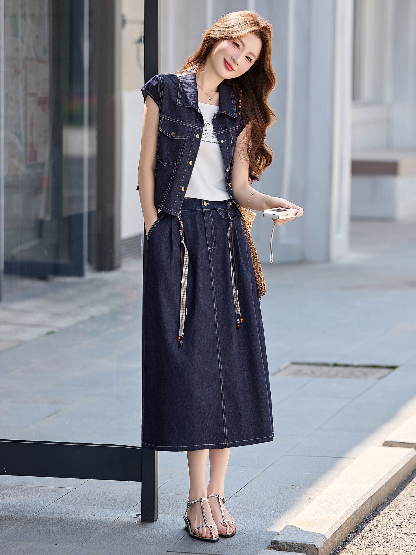 Bộ váy denim ba mảnh gồm áo khoác vest không tay, áo hai dây và chân váy midi — Màu ảnh