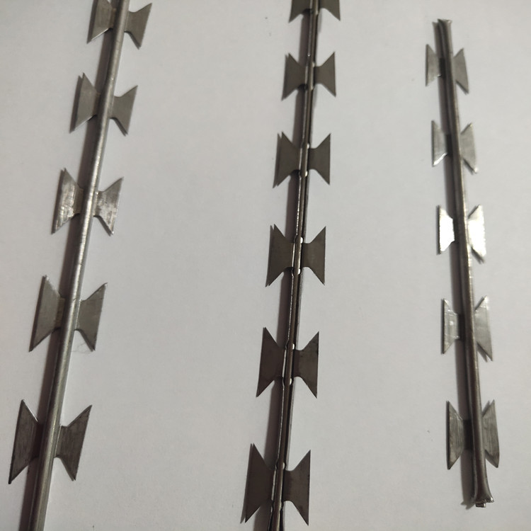 304直条刀片刺网 镀锌直条刀片刺网 隔离直线刀片刺网怎么安装