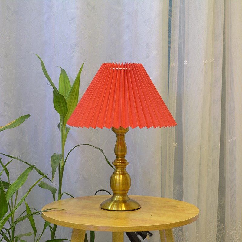 Lámpara de mesa retro de bronce simple posmoderna lámpara de mesa de noche de dormitorio europeo simple lámpara de mesa regulable lámpara de mesa Luz de boda estilo de lujo