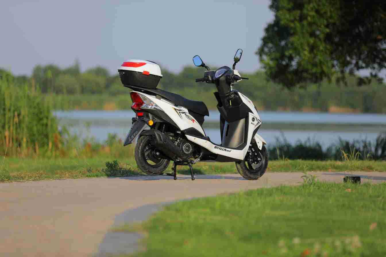 Brand New Domestic Fuel Scooter, High Power, Long Battery Life, Fuel-Saving Motorcycle, Adult Commuting and Long-Distance Running King