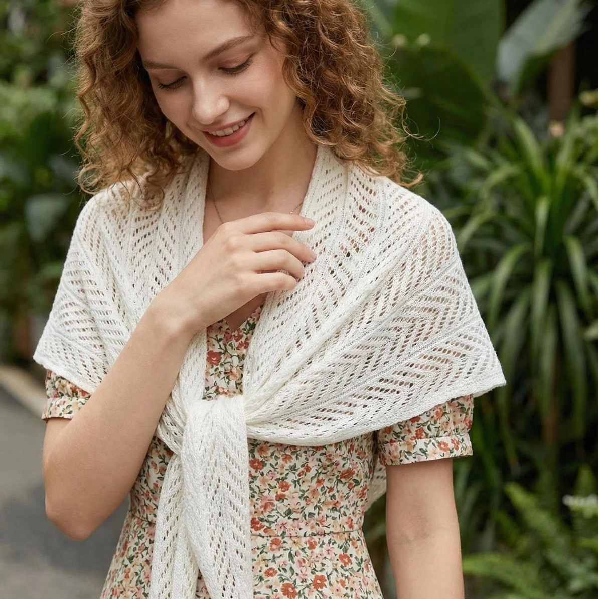 新款镂空三角大披肩 气质百搭纯色简约防晒保暖围巾 空调室内外套