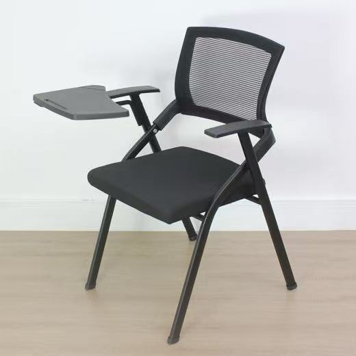 Черный складной стул с блокнотом для письма