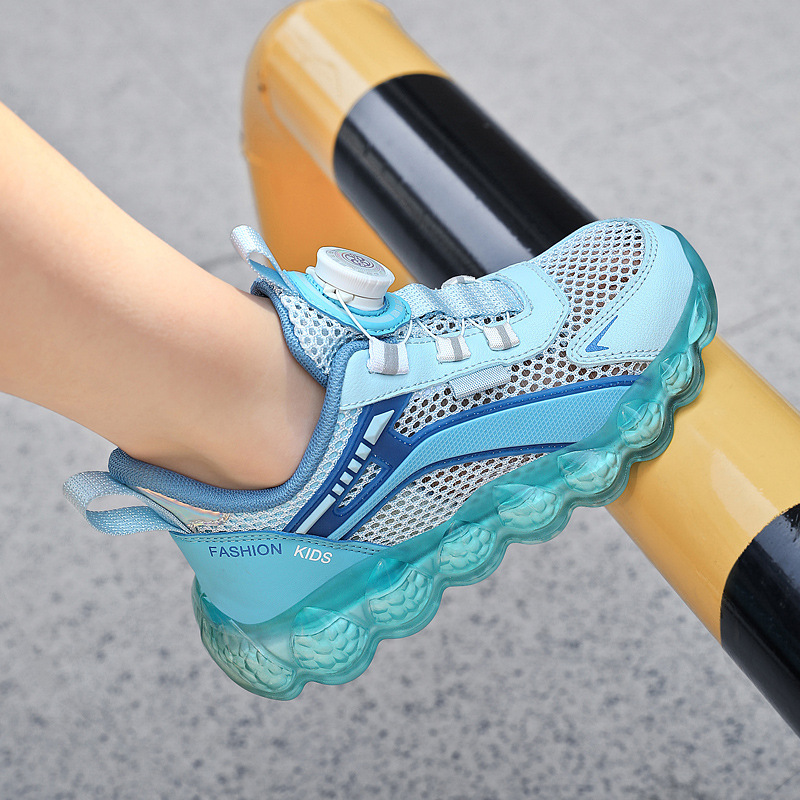 Zapatos para niños 2025 verano nuevo estilo zapatos deportivos para niños transpirables y antideslizantes para niños de mediana edad zapatos para niñas de malla grande de una sola malla marea