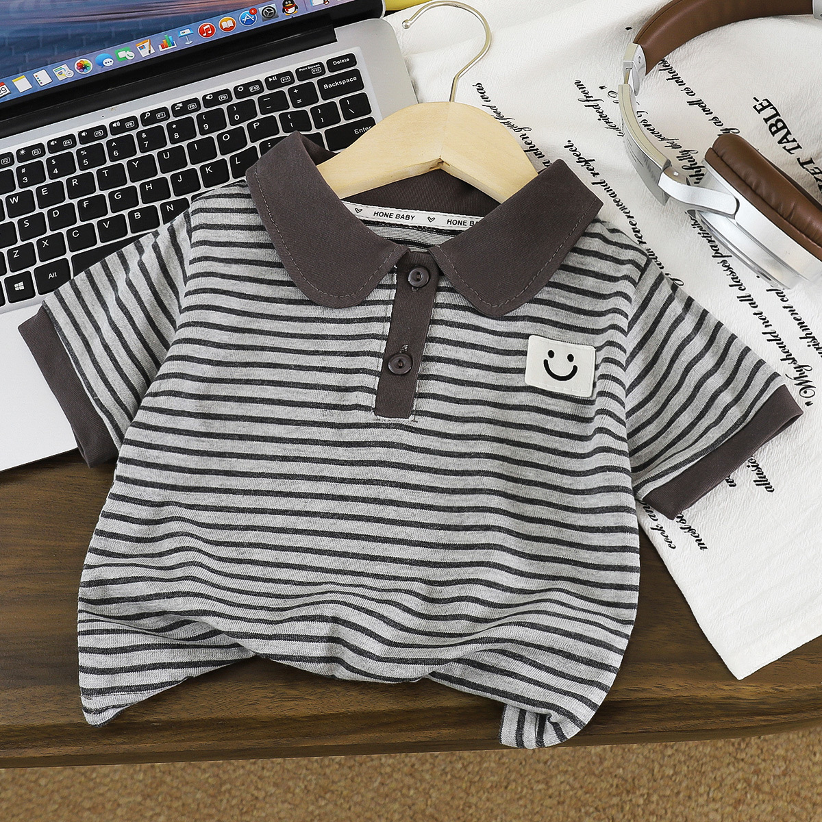 Children's striped short-sleeved top, 2026 Spring/Summer new style, Korean style, fashionable, casual and versatile for boys and girls.