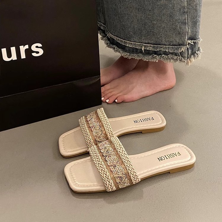 Pequeñas zapatillas frescas de viento fragrantes para mujeres 2025, verano nuevo pie de fondo suave frente al mar zapatos de playa de vacaciones