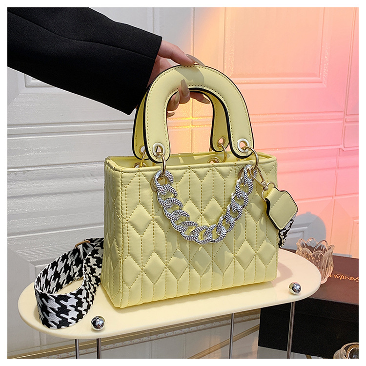 All Seasons Season Women'S Gender Chain Design Fashion Style Women's Medium All Seasons Pu Leather Solid Color Fashion Chain Square Zipper Handbag
