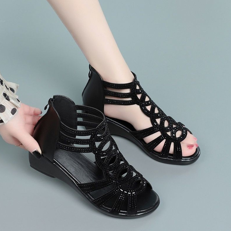 Sandalias romanas de cuero auténtico suave para mujer, 24 estilos de verano, zapatos de mamá con suela blanda, calzado de moda para exteriores, sandalias para mamá de mediana edad, sandalias de mujer.