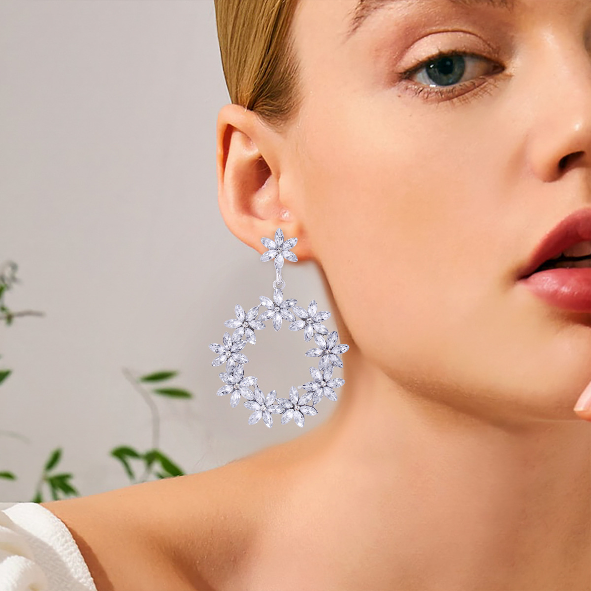 1 Pair IG Style Shiny Circle Flower Inlay Alloy Zircon Drop Earrings display picture 2