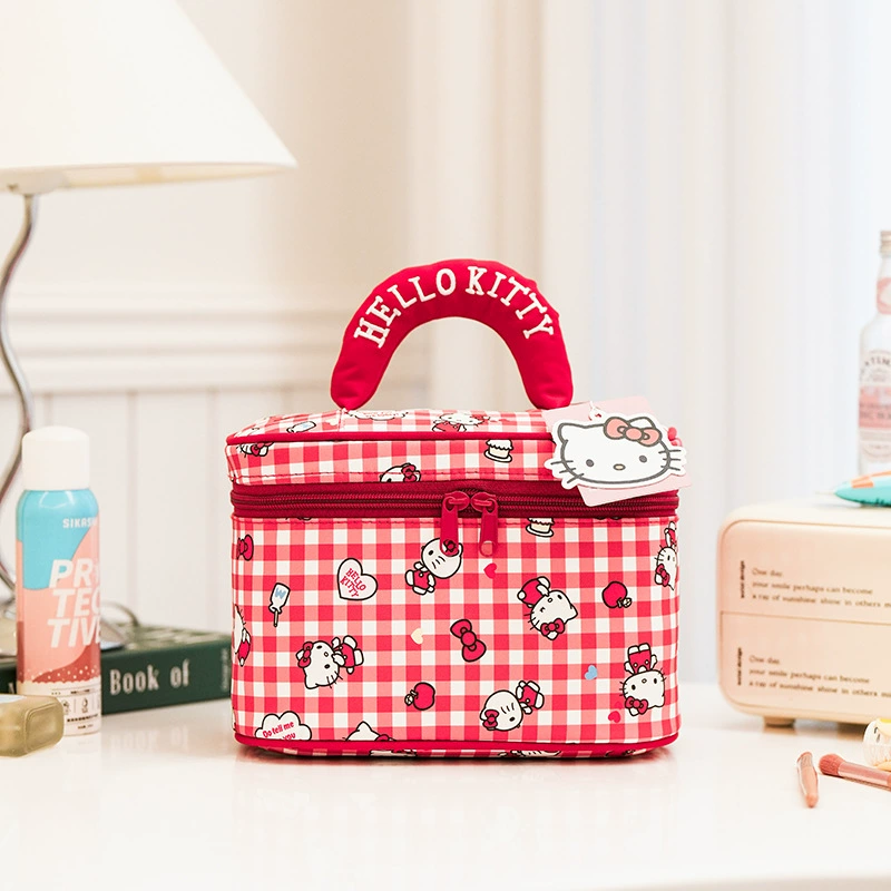 Косметичка Sanrio стеганая с синтепоном-наполнением, просторная дорожная организация, рисунки с героями