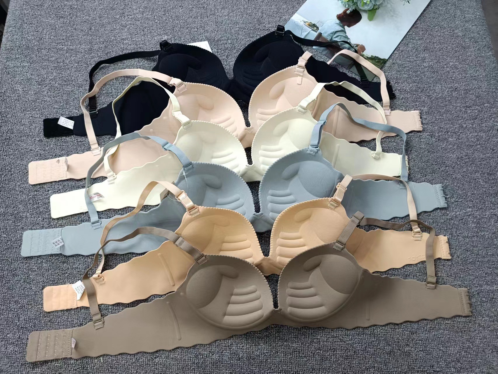 Ropa interior de una sola pieza sin costuras brillante exterior sexy sujetador inalámbrico de Palma colección de pecho sujetador anti-flacidez al por mayor