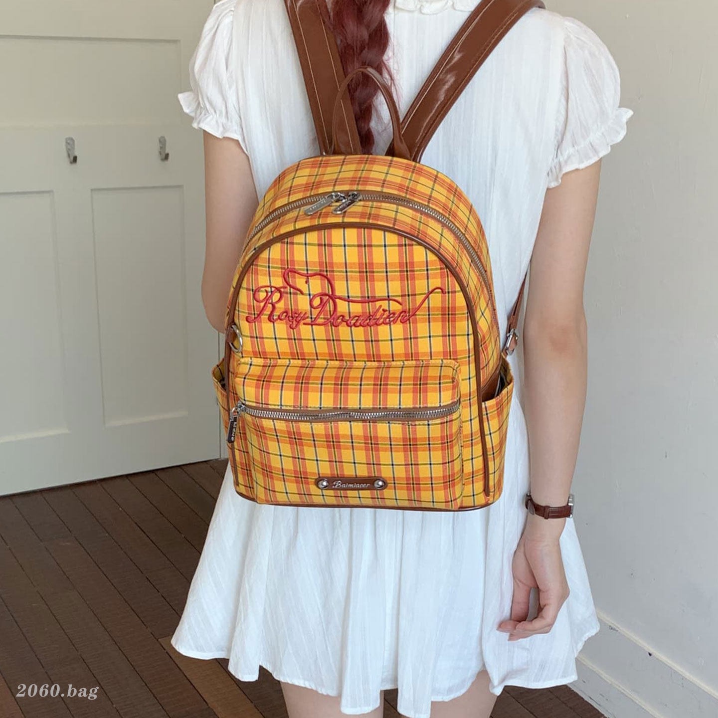 Mujeres de viaje nueva mochila de estilo cuadrado, mochila bordada de moda para niñas 2026 no letras mochila de estudiantes