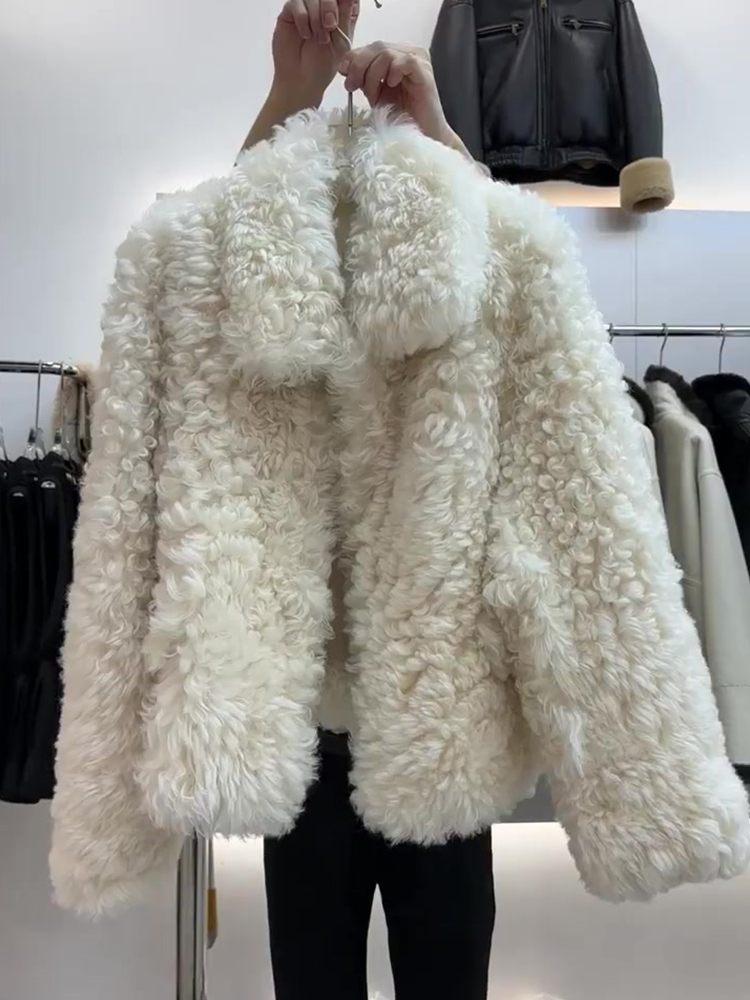 화이트 라펠 양가죽 코트