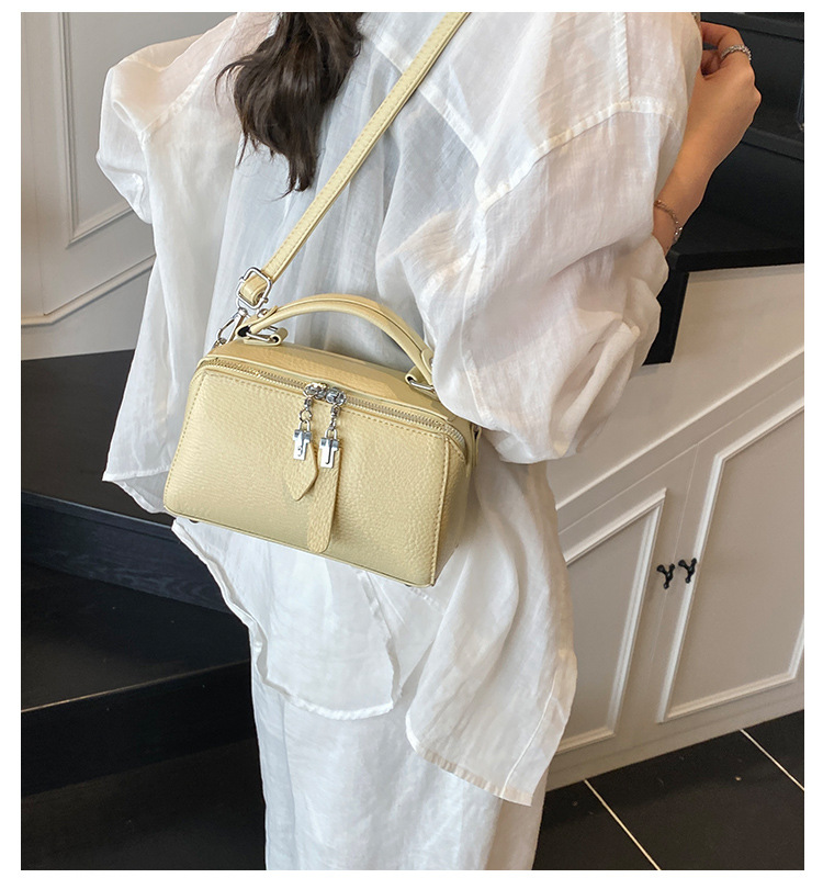 Korean retro fashion hand-held box bag for women 2025 new trendy and versatile small square bag, a niche and simple crossbody bag full figure