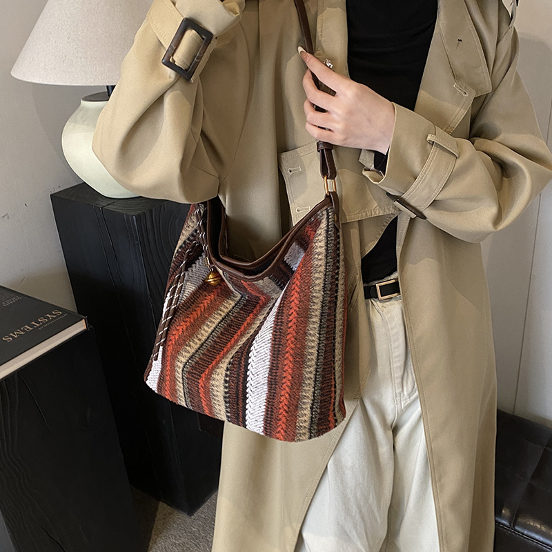 Bolsa de cubo de tendencia coreana a rayas, bolsa de hombro de gran capacidad, otoño y invierno 2025, nueva bolsa de mochila casual para mujeres.