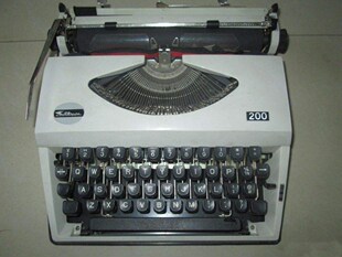 Objects are good at English typewriter old-fashioned retro printable typewriter old-fashioned machinery can be typed in the window of the century.