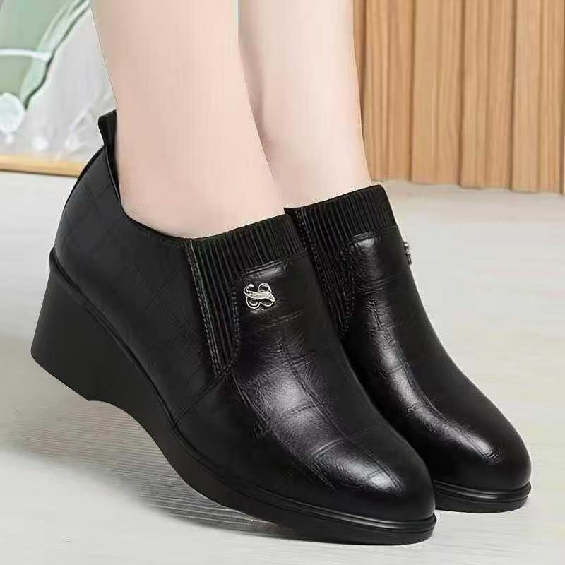 Zapatos de estilo británico de cuero de tacón medio de estilo de primavera y otoño de 2026 zapatos de cuero suave cómodos de tendencia para madres