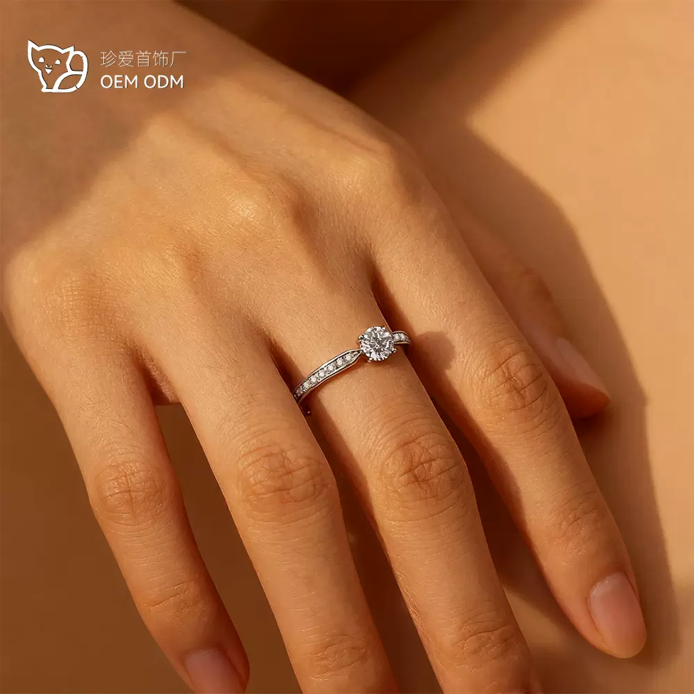 跨境莫桑石戒指女S925纯银简约时尚四爪轻奢小巧细款微镶嵌银排戒