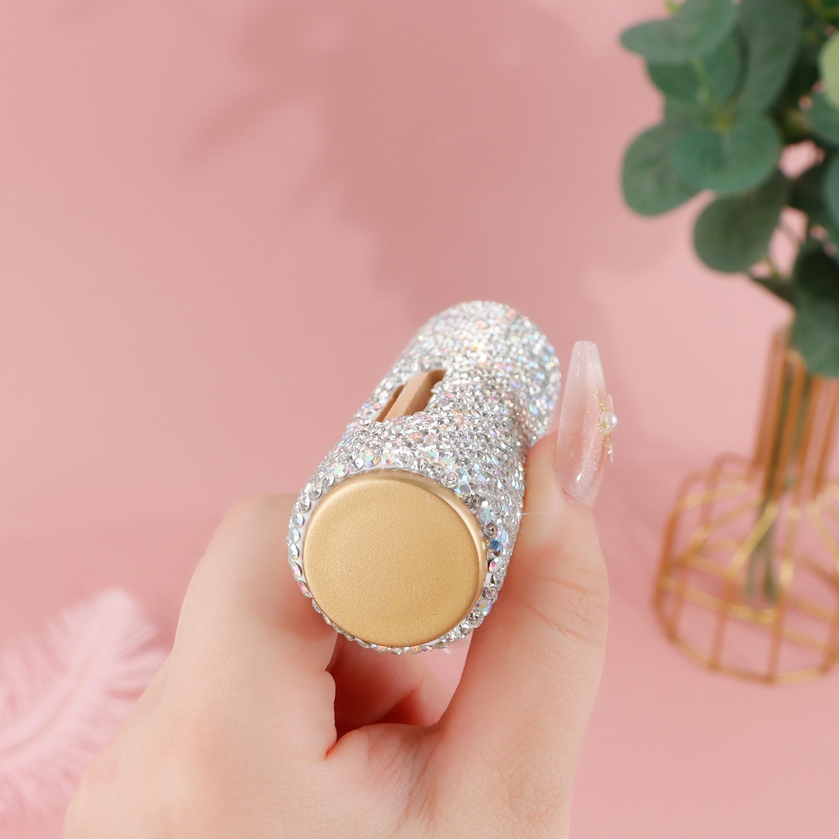 Cross-Border Hot-Selling Rhinestone-Encrusted Ashtray, Exquisite Full-Diamond Anti-Fly Ash Stainless Steel Creative Diamond-Encrusted Car Ashtray with Lid