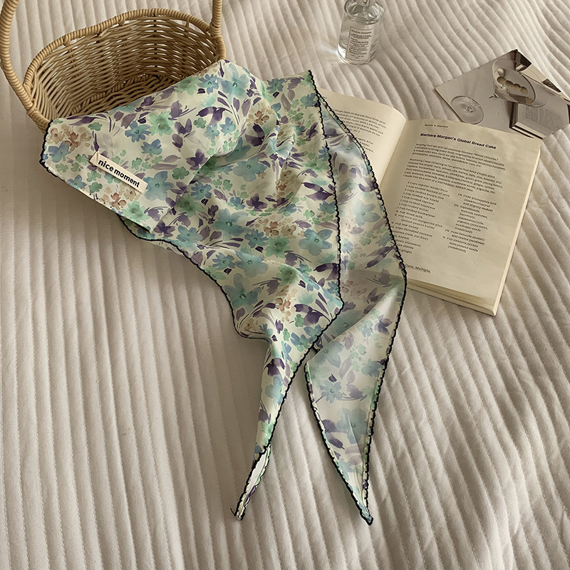 Pequeña flor azul violeta