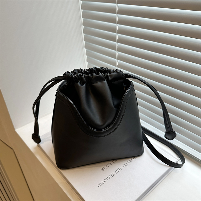 Textura retro bolso de nicho de diseño para mujeres 2024 nuevo estilo de moda moda bolso de hombro de moda bolso de cubo debajo de las axilas