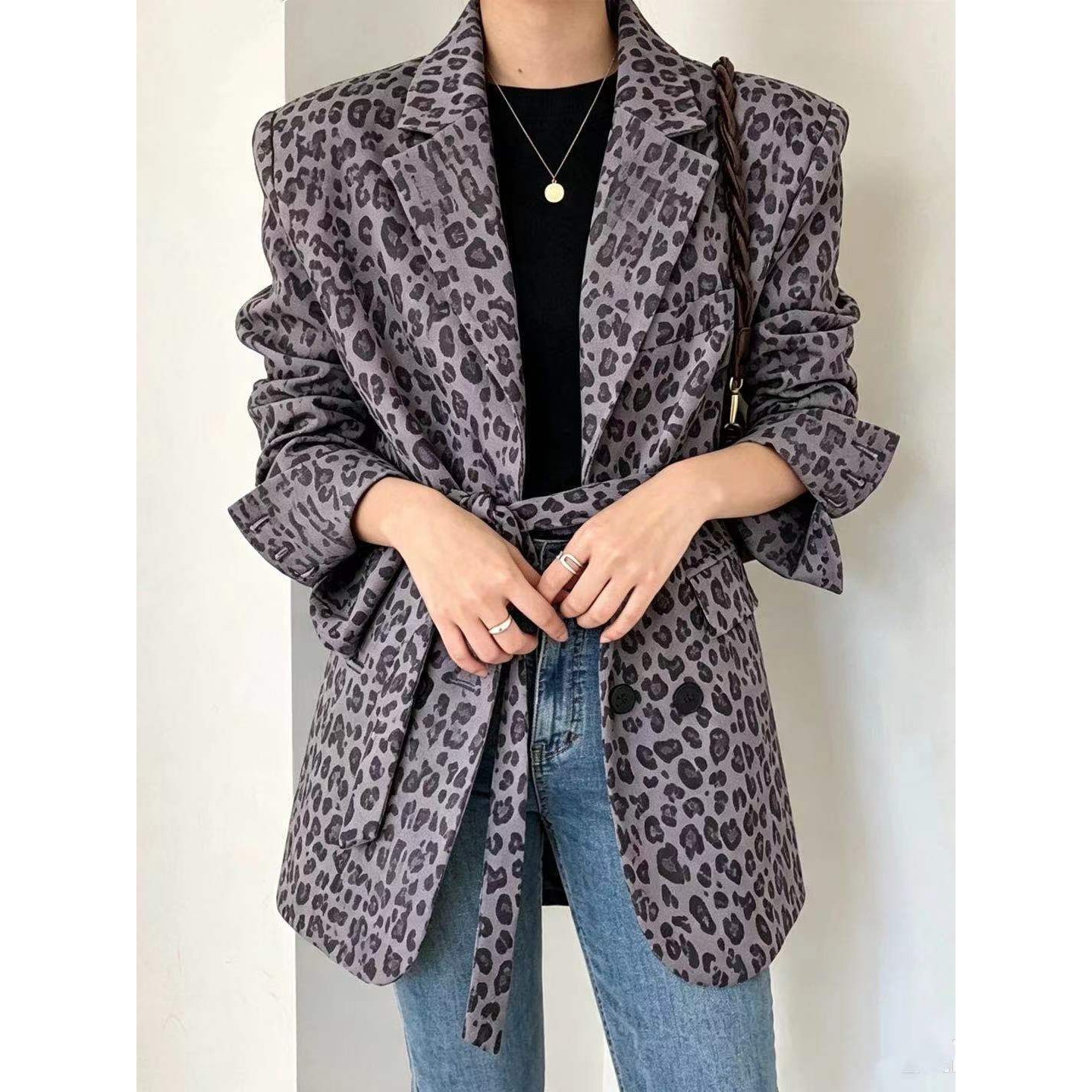 Stylish and casual Korean-style mid-length loose-fitting leopard print casual suit jacket. Versatile Korean-style suit coat, one size fits all.